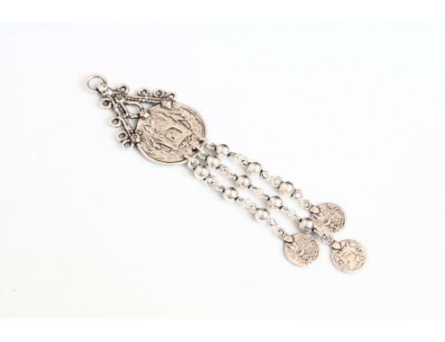 Adorno collar monedas 18