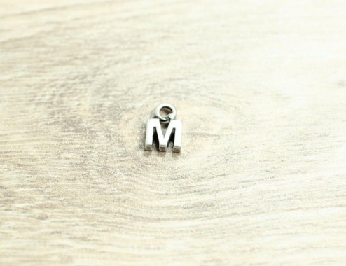 Colgante letra "M" 12mm