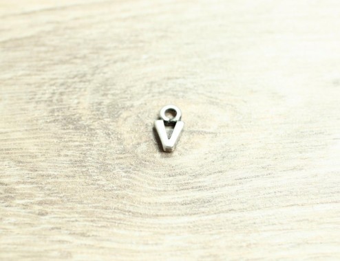 Colgante letra "V" 12mm