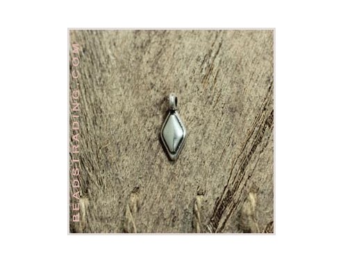Colgante rombo 20 x 8mm